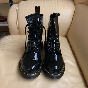 NWB Dr. Martens 1460 W Patent Lamper Faux-Croc Embossed Boots Size 7